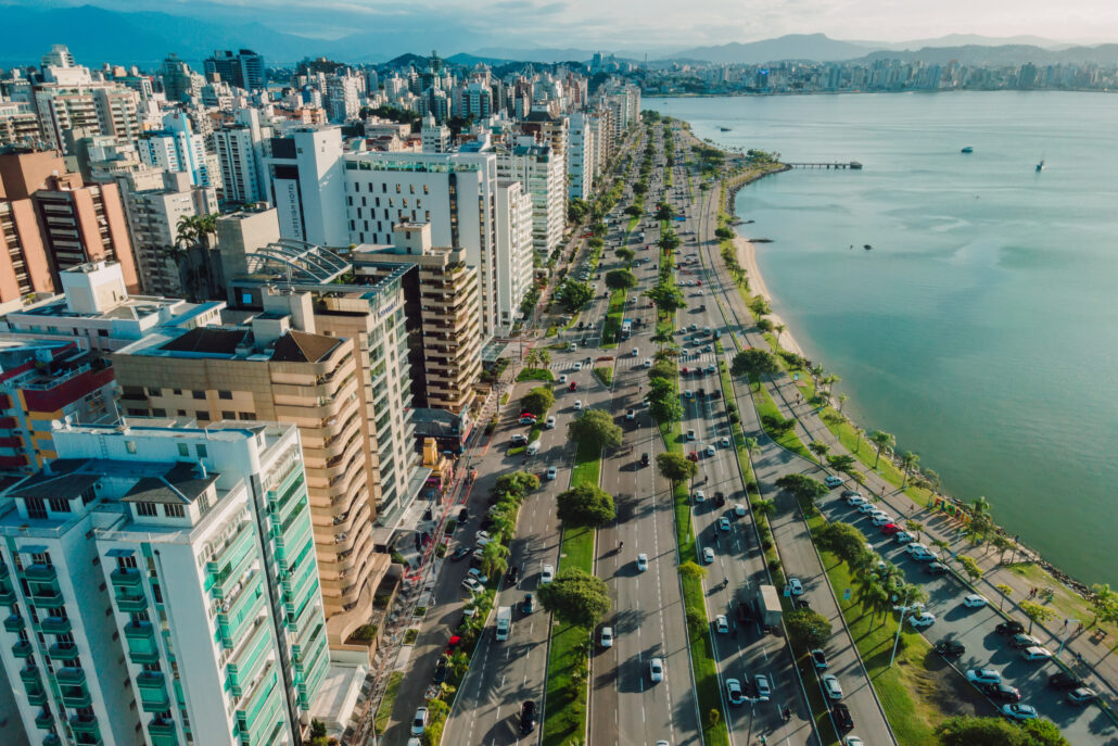 Vista aérea del centro de Florianópolis. Vista urbana del paisaje arquitectónico.