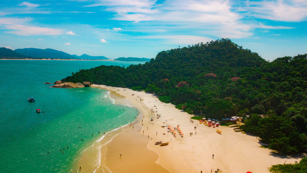 Vista aérea del centro de Florianópolis. Vista urbana del paisaje arquitectónico.
