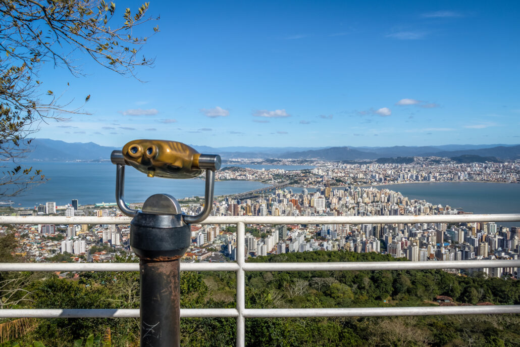 Mirador de Morro da Cruz y vista de la ciudad del centro de Florianópolis - Florianópolis, Santa Catarina, Brasil