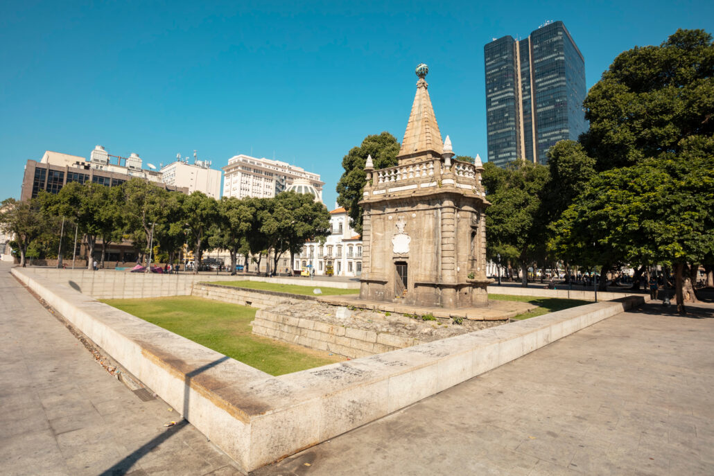 Río de Janeiro, Brasil - 11 de julio de 2019. Monumento en la Praça Fifteen de Novembro y Arcos do Tele en el centro de la ciudad de Río de Janeiro, Brasil.