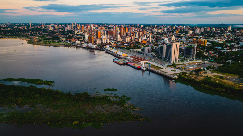 Un dron sobrevuela la costa de Asunción, Paraguay. Panorama diurno del río Sudamericano.