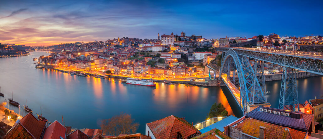 Porto, Portugal. Imagen panorámica de la ciudad de Porto, con el famoso Puente Luis I y el río Duero durante una espectacular puesta de sol.
