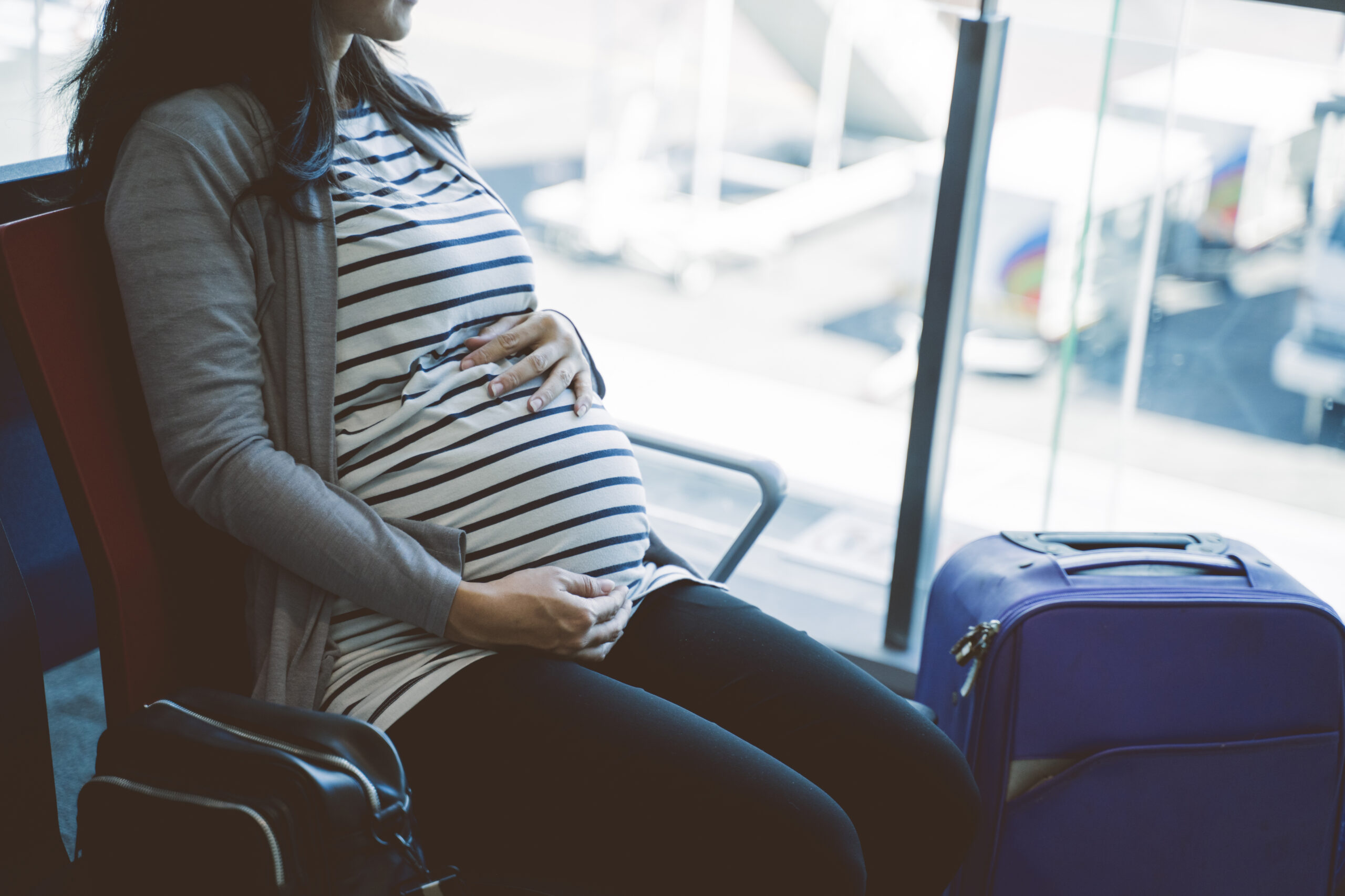 Mujer embarazada revisando su asistencia de viaje