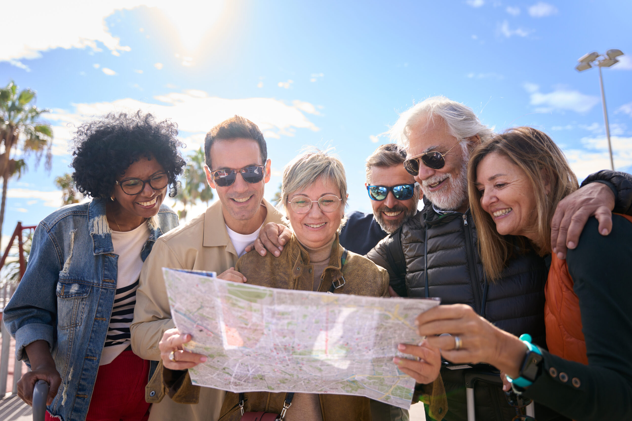 Grupo de personas viajando juntas mirando un mapa